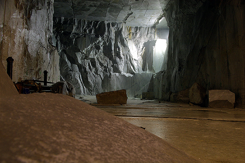 Carrara, cava in galleria...